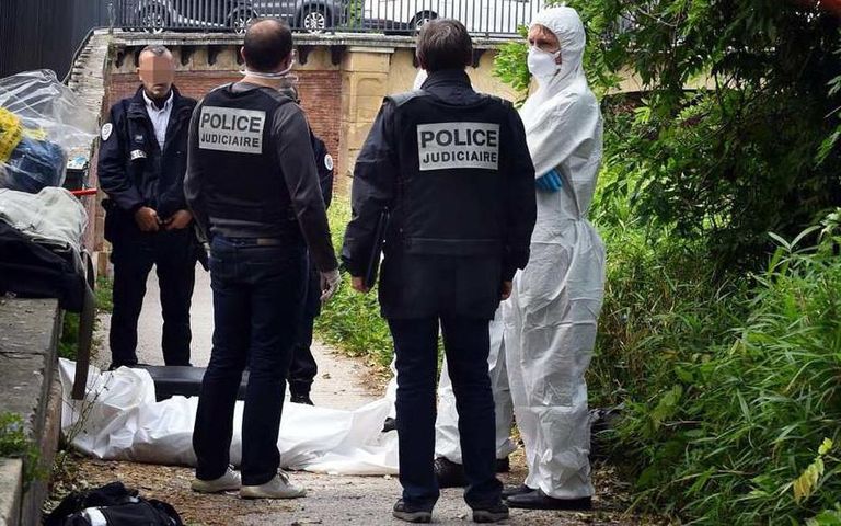 الشرطة الفرنسية تعاين موقع الحادث