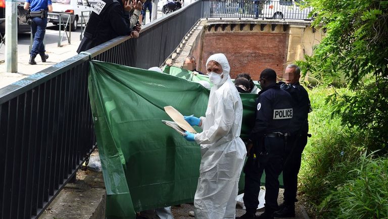 الشرطة الفرنسية تعاين موقع الحادث