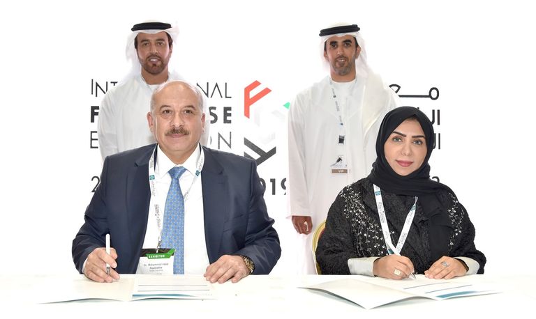 إحدى الاتفاقيات التي تم توقيعها في معرض الفرانشايز العالمي بأبوظبي