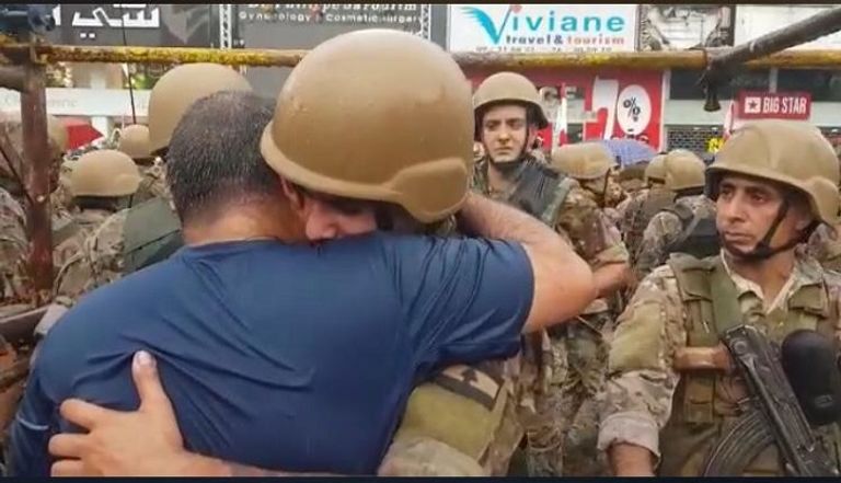 دموع جنود الجيش اللبناني تعبر عن معاناة المحتجين
