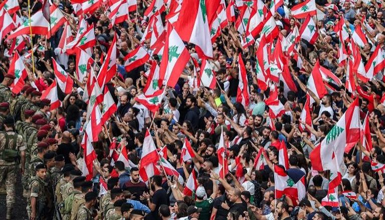 اللبنانيون يواصلون احتجاجاتهم لليوم الثامن