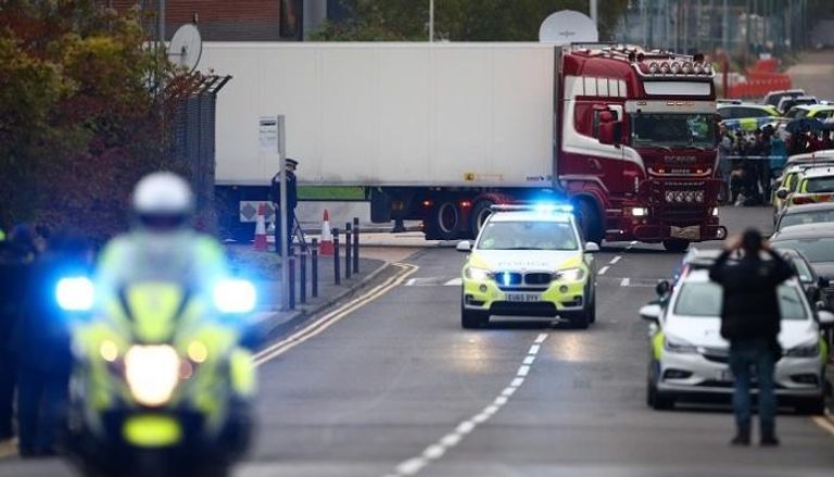 الشاحنة التي حملت جثث الضحايا والشرطة البريطانية تحاصرها
