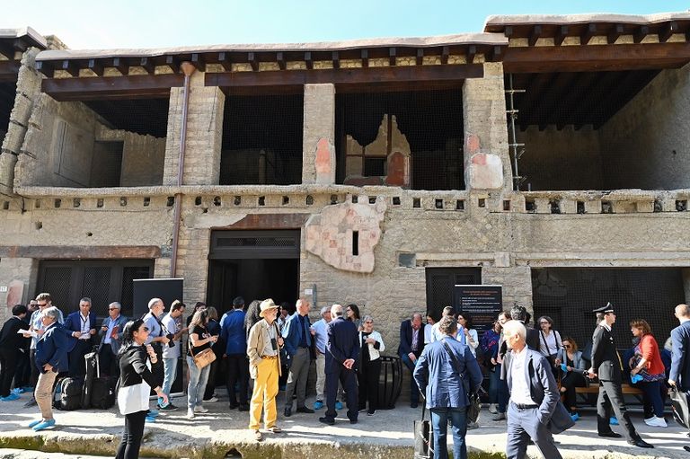 الموقع يتميّز بجدارياته الجميلة