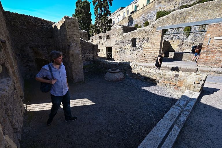 الموقع يتميّز بجدارياته الجميلة