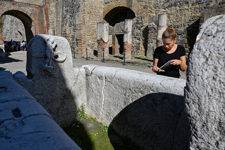 الموقع يتميّز بجدارياته الجميلة