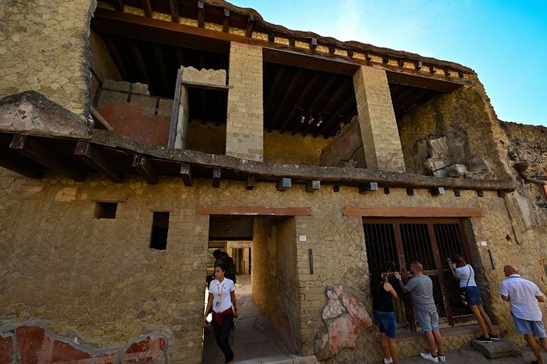 الموقع يتميّز بجدارياته الجميلة