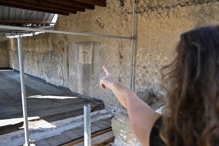 الموقع يتميّز بجدارياته الجميلة