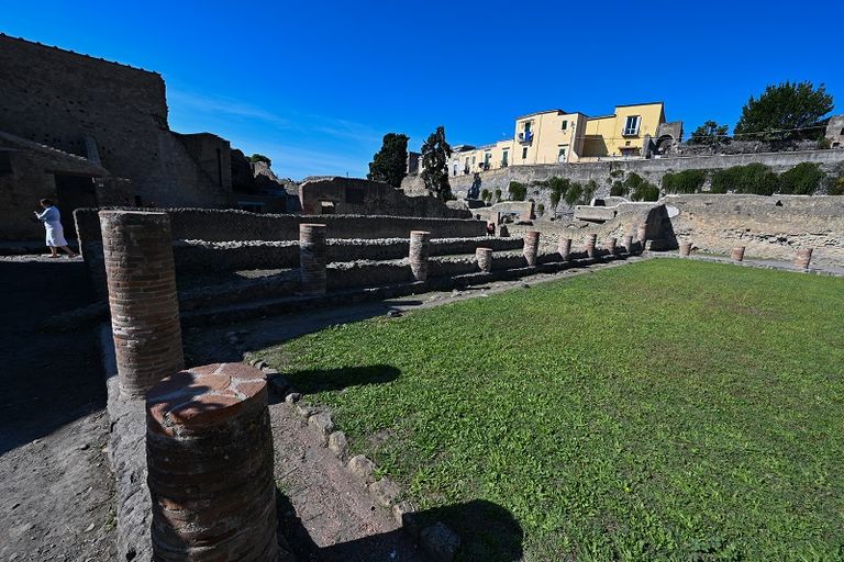 الموقع يتميّز بجدارياته الجميلة