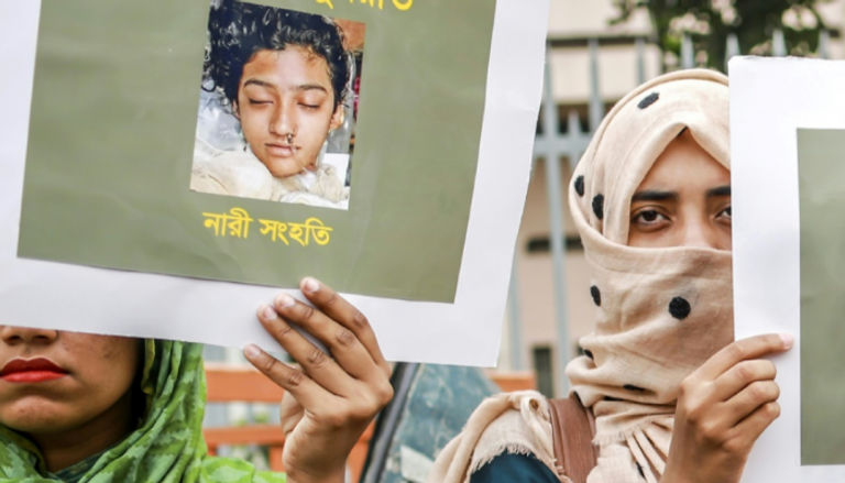 شابات يحملن صورا للضحية خلال احتجاجات ضد قتلها