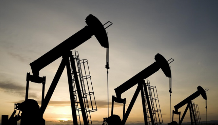 النفط يرتفع بعد انخفاض المخزونات الأمريكية
