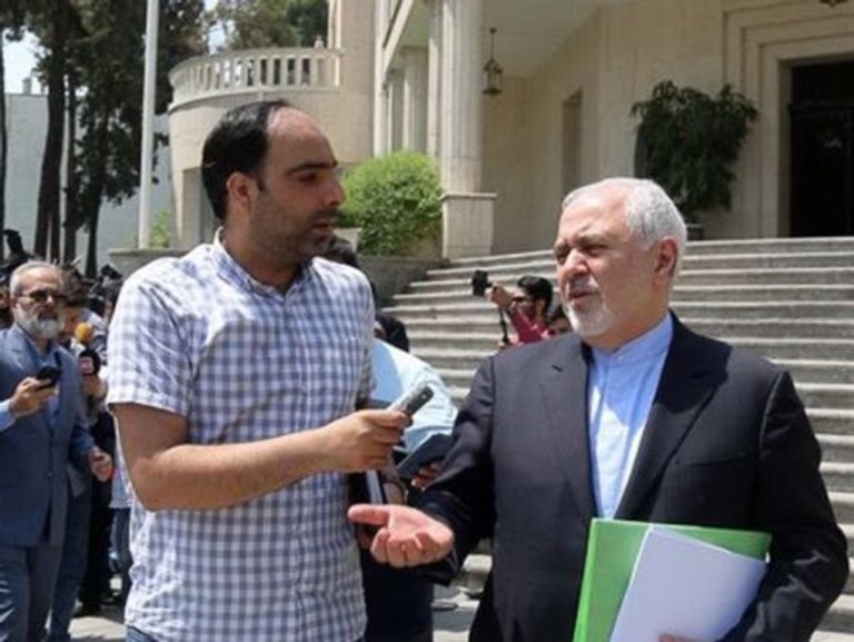 الصحفي الإيراني الذي طلب لجوء لدى السويد إلى يمين ظريف - أرشيفية