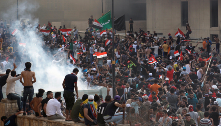 المتظاهرون العراقيون في ساحة التحرير