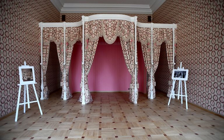 قصر الإسكندر في سان بطرسبورج