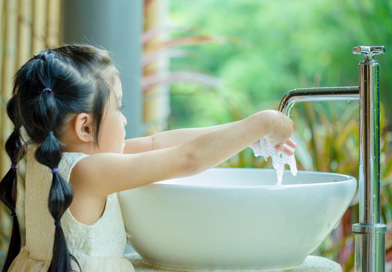 غسل اليدين باستمرار أمر مهم لحماية طفلك من أمراض الشتاء