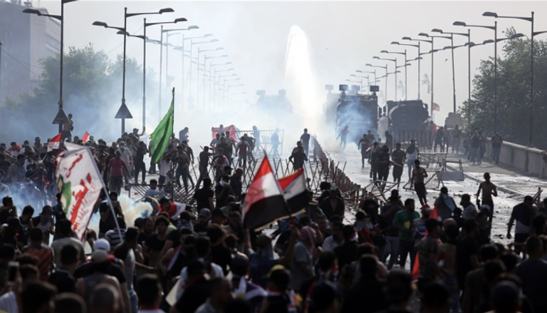 قوات الأمن العراقية تفرق المتظاهرين بالغاز 