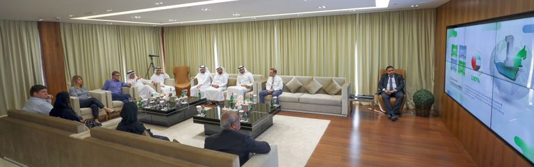 وزير الطاقة الأمريكي خلال زيارته مجمع محمد بن راشد