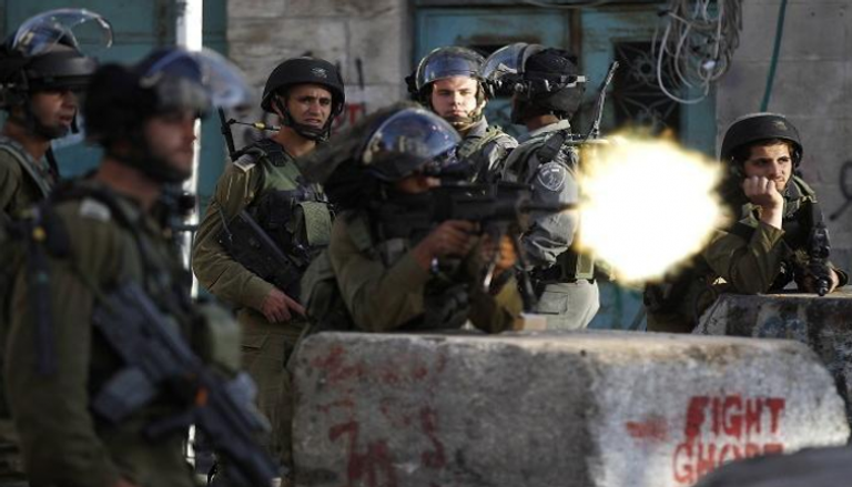 جنود الاحتلال يطلقون النار تجاه فلسطينيين - أرشيفية