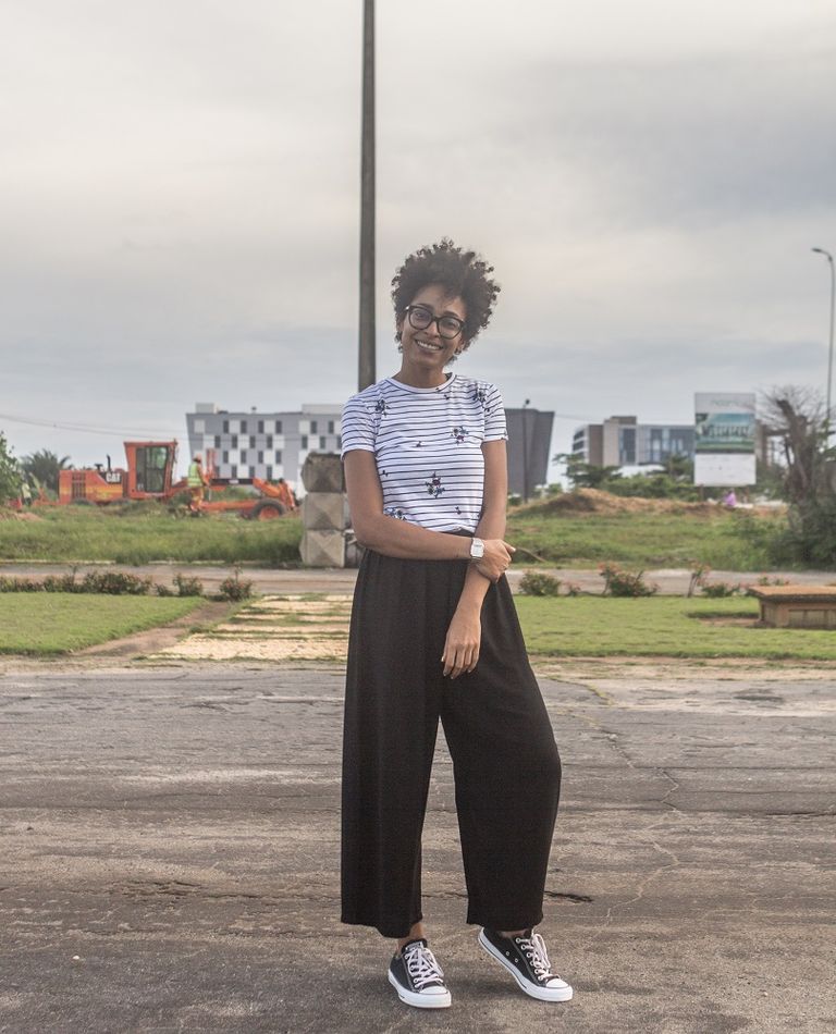 الفنانة التوجولية من أصل لبناني منية يوسف المقيمة في بنين