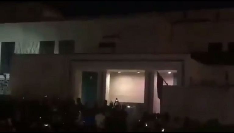 صورة من فيديو متداول لعراقي يرفع علم بلاده على قنصلية إيران بكربلاء