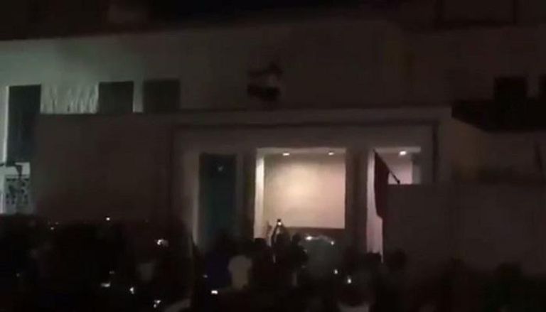 صورة من فيديو متداول لعراقي يرفع علم بلاده على قنصلية إيران بكربلاء