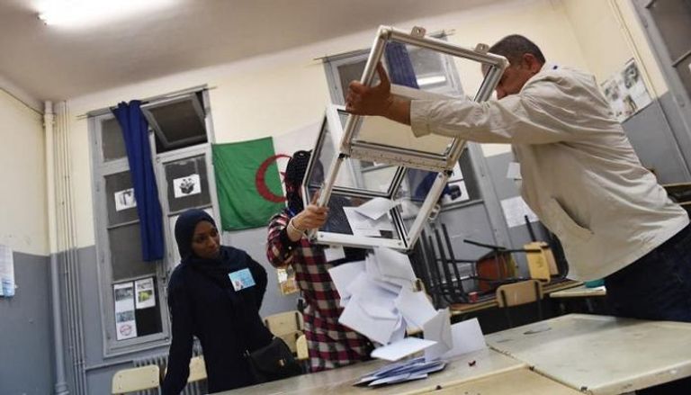 عملية فرز أصوات في انتخابات جزائرية سابقة - أرشيفية