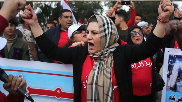 صورة أرشيفية لمشاركة النساء في المظاهرات وسط بغداد  نساء عراقيات يشاركن في الاحتجاجات
