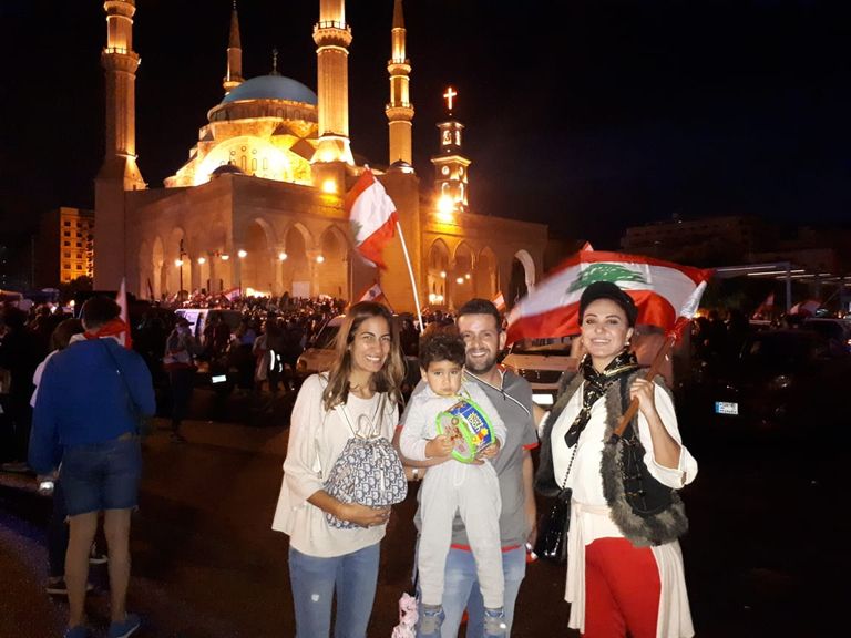 مادلين طبر خلال مشاركتها في مظاهرات لبنانية