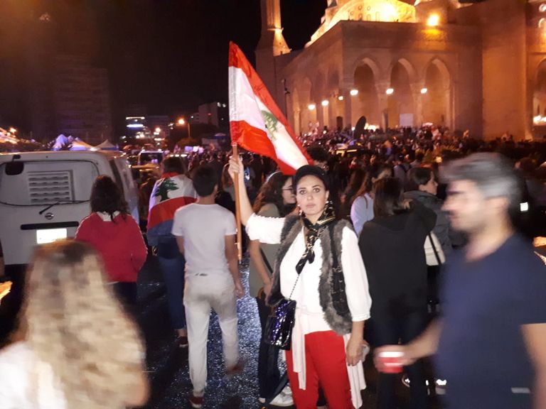 مادلين طبر خلال مشاركتها في مظاهرات لبنانية