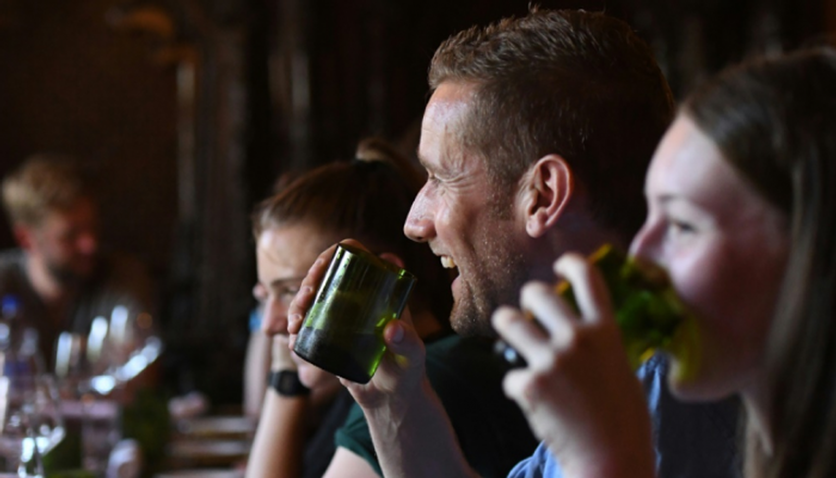 زبائن مطعم في كاتماندو يشربون في أكواب مصنوعة من زجاجات