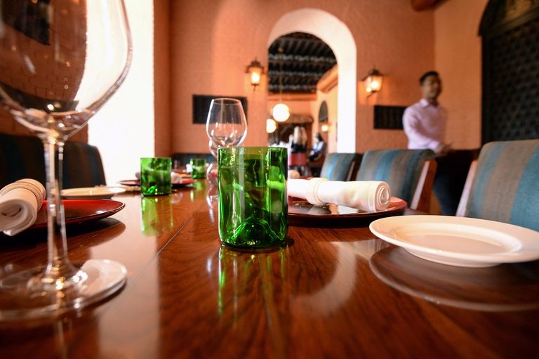 زبائن مطعم في كاتماندو يشربون في أكواب مصنوعة من زجاجات