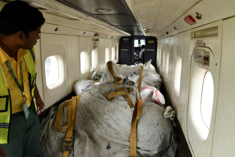 زبائن مطعم في كاتماندو يشربون في أكواب مصنوعة من زجاجات