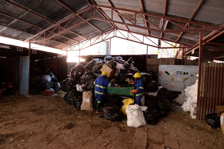 زبائن مطعم في كاتماندو يشربون في أكواب مصنوعة من زجاجات