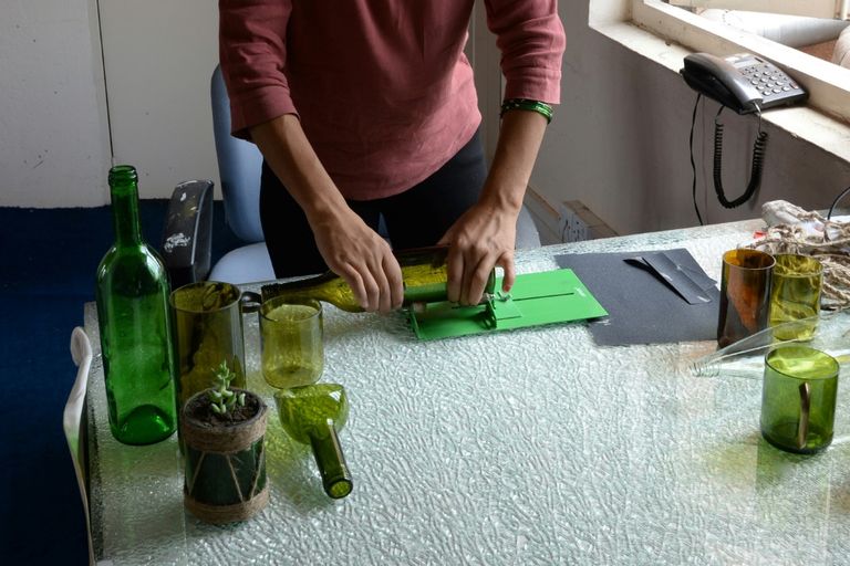 زبائن مطعم في كاتماندو يشربون في أكواب مصنوعة من زجاجات