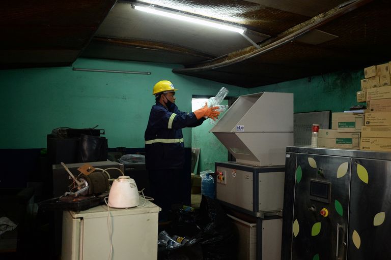 زبائن مطعم في كاتماندو يشربون في أكواب مصنوعة من زجاجات