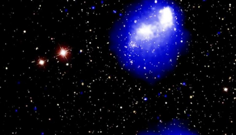 مجموعتان من المجرات في طريقهما للاقتراب بالجزء الشمالي من الصورة 