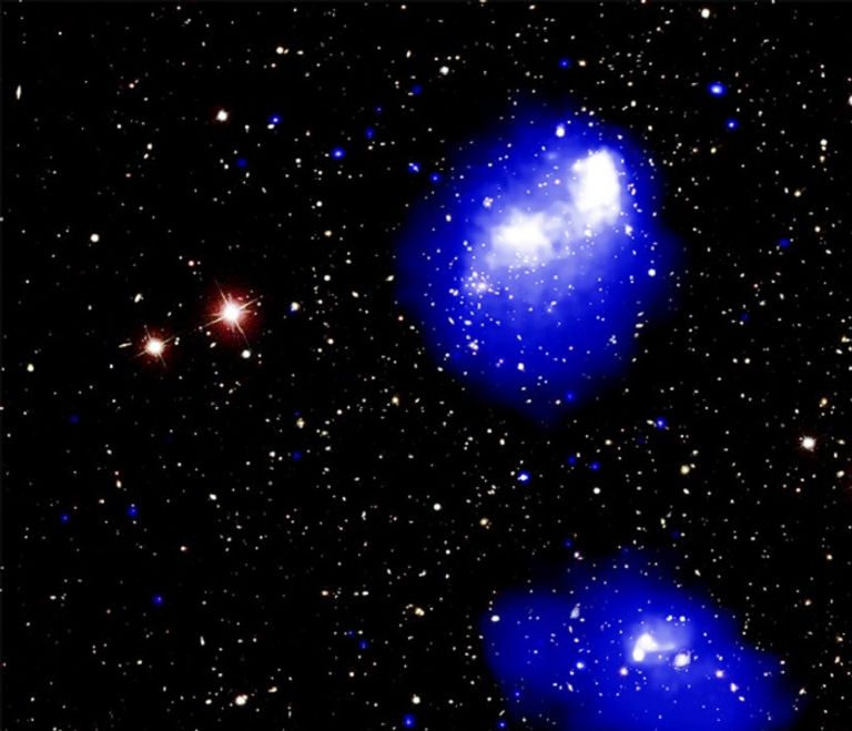 مجموعتان من المجرات في طريقهما للإقتراب بالجزء الشمال من الصورة ومجموعتين في طريقهما للإندماج في الجزء الجنوبي مجموعتان من المجرات في طريقهما للاقتراب بالجزء الشمالي من الصورة