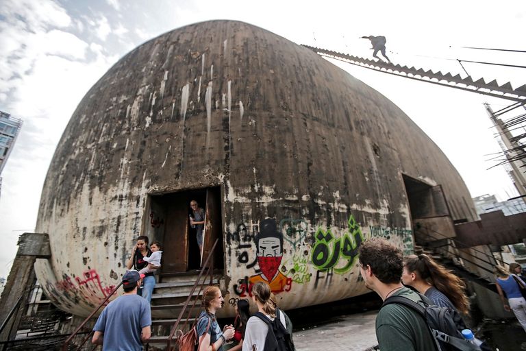 جدران مبنى البيضة تلونت بشعارات الثورة