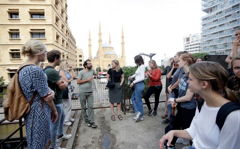 جدران مبنى البيضة تلونت بشعارات الثورة