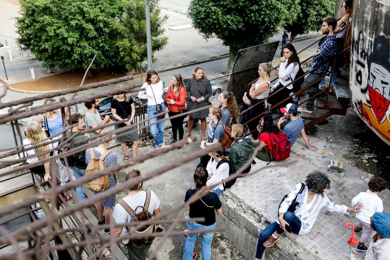 جدران مبنى البيضة تلونت بشعارات الثورة