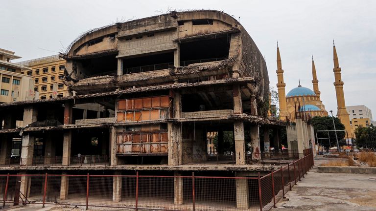 جدران مبنى البيضة تلونت بشعارات الثورة