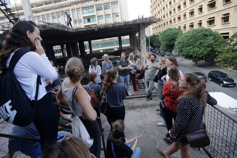 جدران مبنى البيضة تلونت بشعارات الثورة