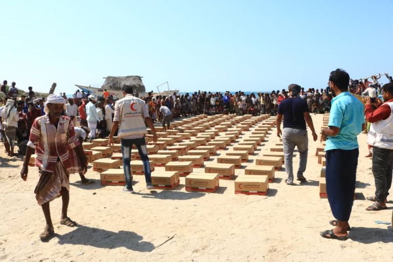 مساعدات غذائية إماراتية لأهالي موشج بالساحل الغربي اليمني