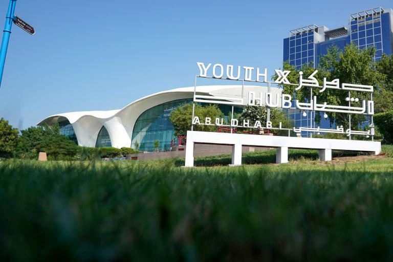 الشيخ محمد بن راشد آل مكتوم والشيخ محمد بن زايد آل نهيان يفتتحان مركز الشباب بأبوظبي