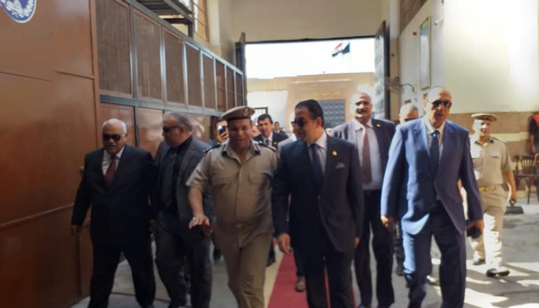أعضاء لجنة حقوق الإنسان بالبرلمان المصري أثناء زيارة سجن المنيا