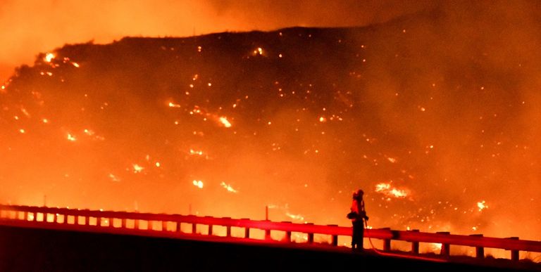 اندلاع حرائق شديدة في غابات كاليفورنيا
