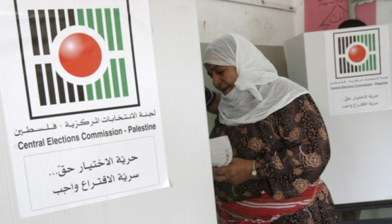 ناخبة فلسطينية تدلي بصوتها خلال انتخابات سابقة