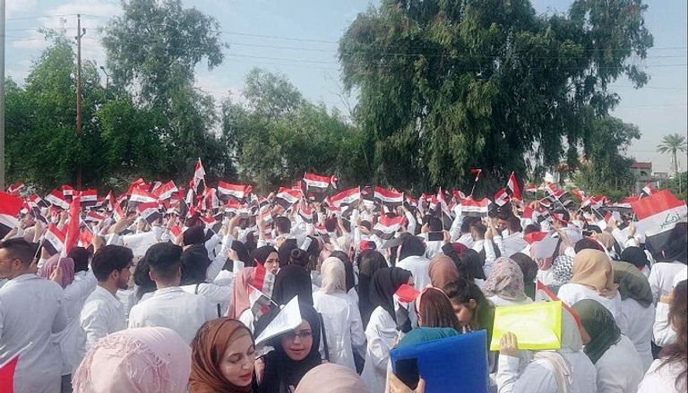 العراقيون يحتشدون في الشوارع والطرقات