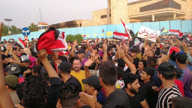العراقيون يحتشدون في الشوارع والطرقات