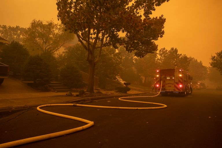 النيران أجبرت السلطات على إعلان الطوارئ في الولاية
