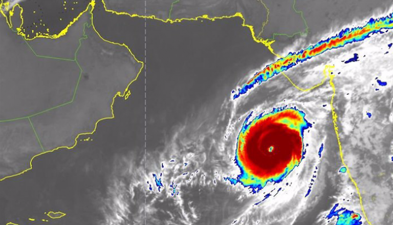 إعصار كيار على بعد 800 كيلومتر من السواحل العمانية
